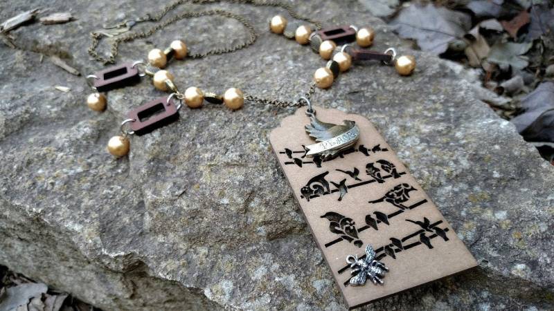 Birds On A Wire Anhänger Halskette von dodeca12