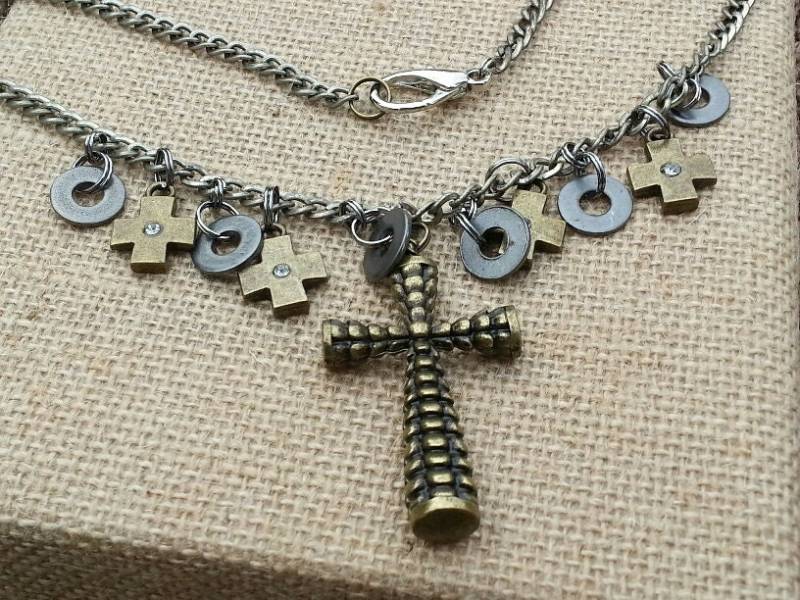 Halskette - Antik Gold Gefiedertes Kreuz Charm von dodeca12