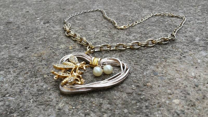 Halskette -Bienen Mit Einem Silbernen Herz Vintage von dodeca12