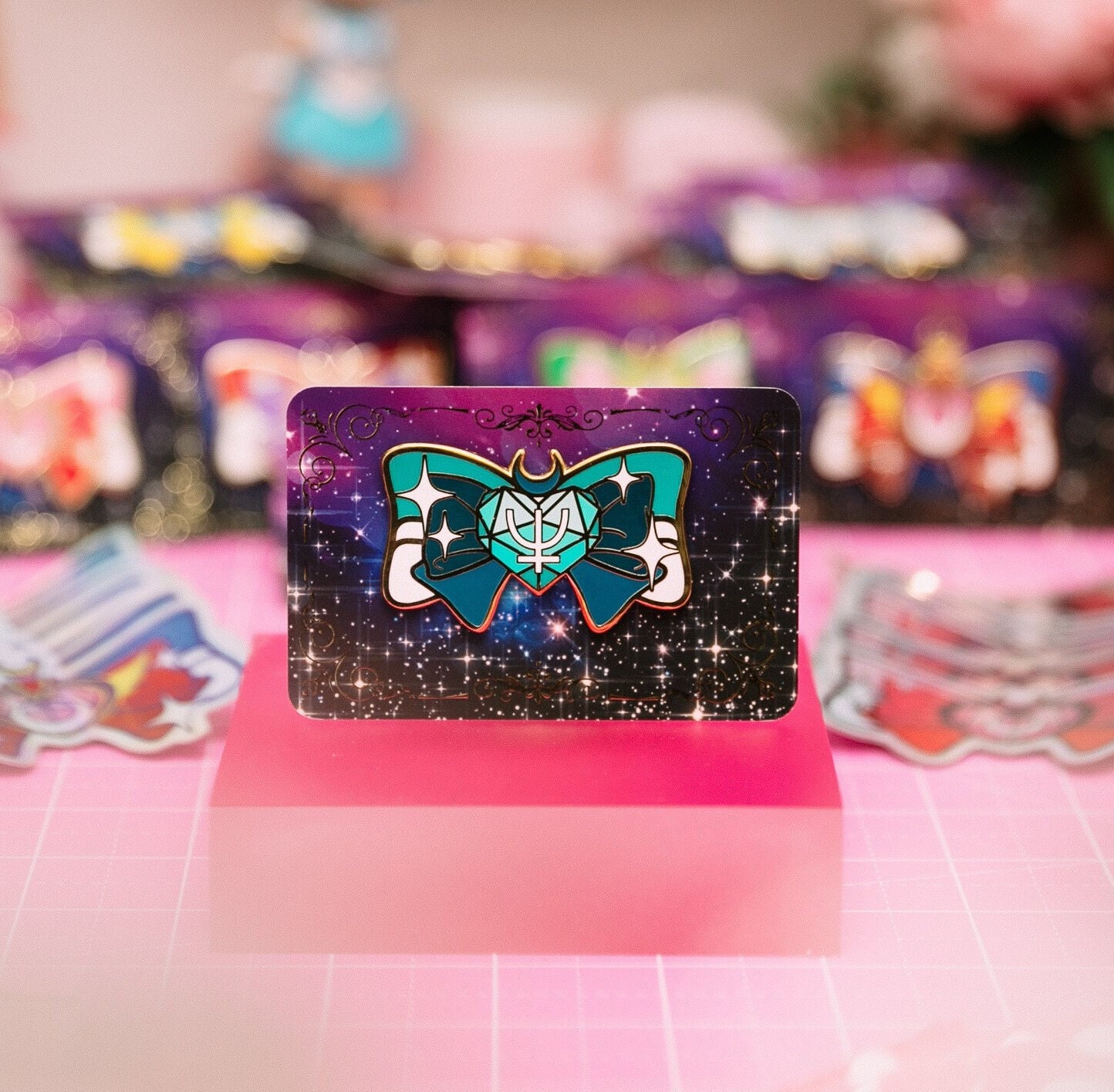 Sailor Neptune Bow Große Emaille Pin - Sailor Guardians Classic Kawaii Anime Süßes Accessoire + Gratis Aufkleber Michiru Kaiou Crystal Compact von dokino