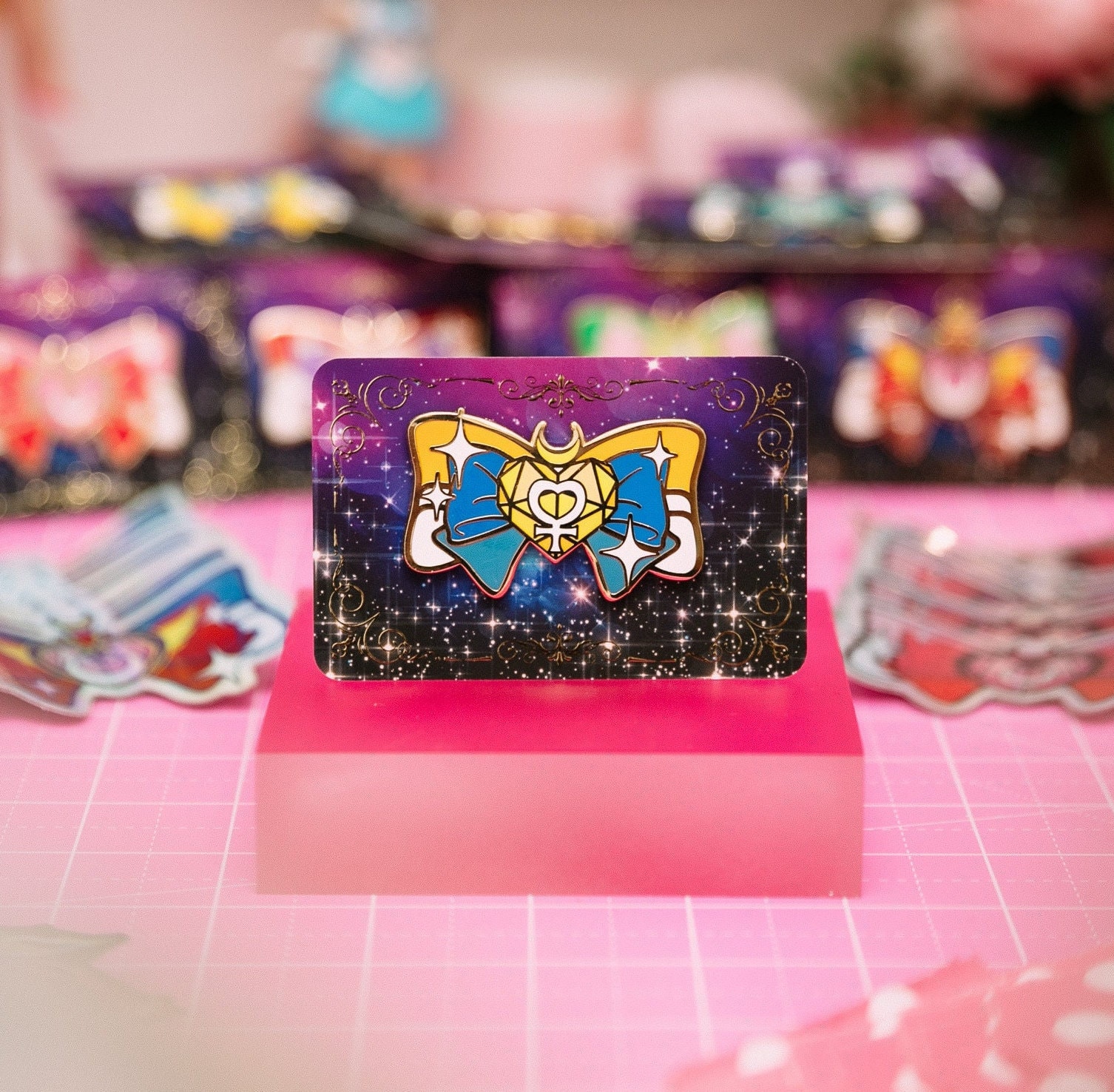 Sailor Venus Bogen Große Emaille Pin - Sailor Guardians Classic Kawaii Anime Süßes Accessoire + Gratis Aufkleber Minako Aino Crystal Compact von dokino