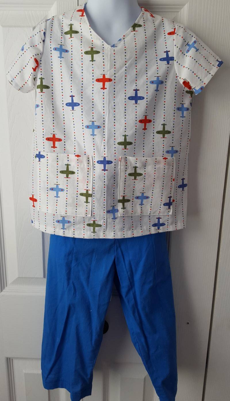 Flugzeug Scrubs Größe 3T von dolldesignsbycindy