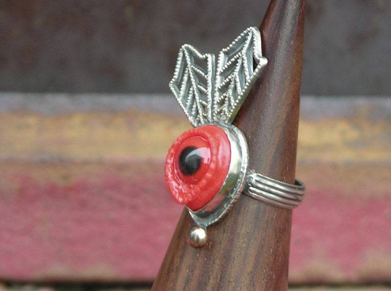 Auf Verkauf Rotes Auge Vogel-Augen-Ring Marked Down von dolldisasterdesign
