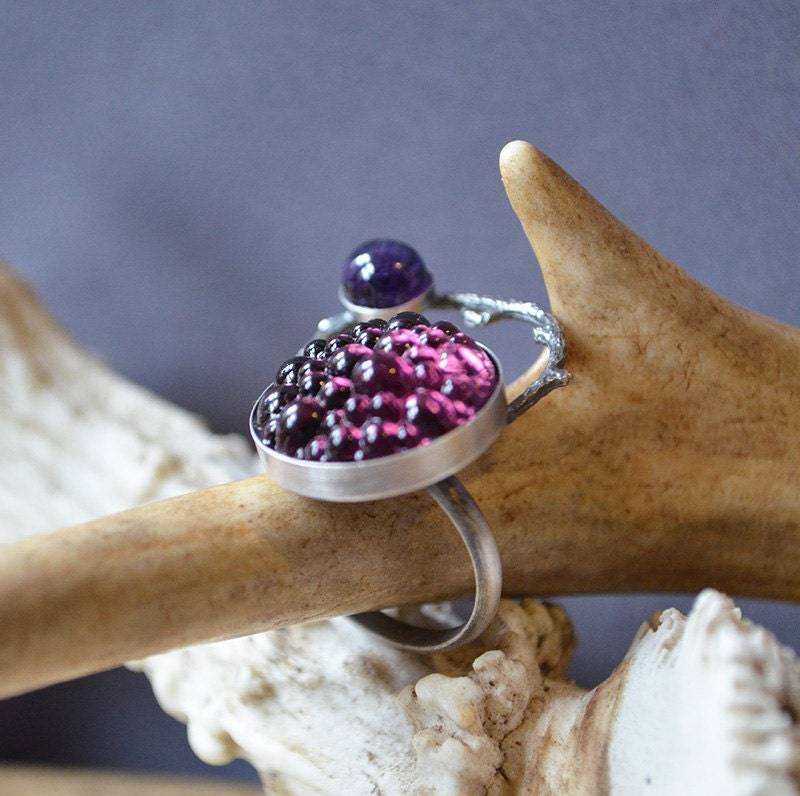 Bacchus Ring Mit Glas Cabochon Und Amethyst von dolldisasterdesign
