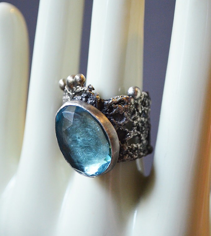 Ein Wunderschöner Ring Aus Gegossener Spitze Und London Blue Topaz von dolldisasterdesign