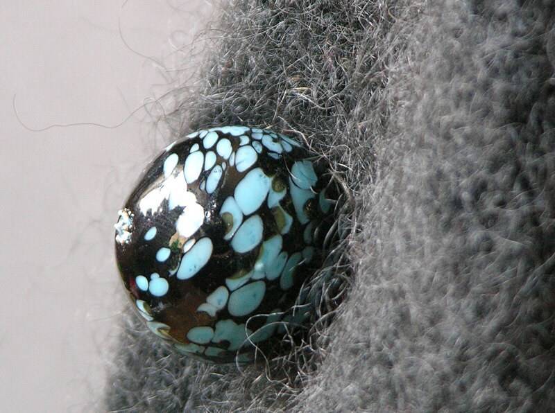 Midnight Blue Bommel Brosche Midnight Blue Bommel Brosche von dolldisasterdesign