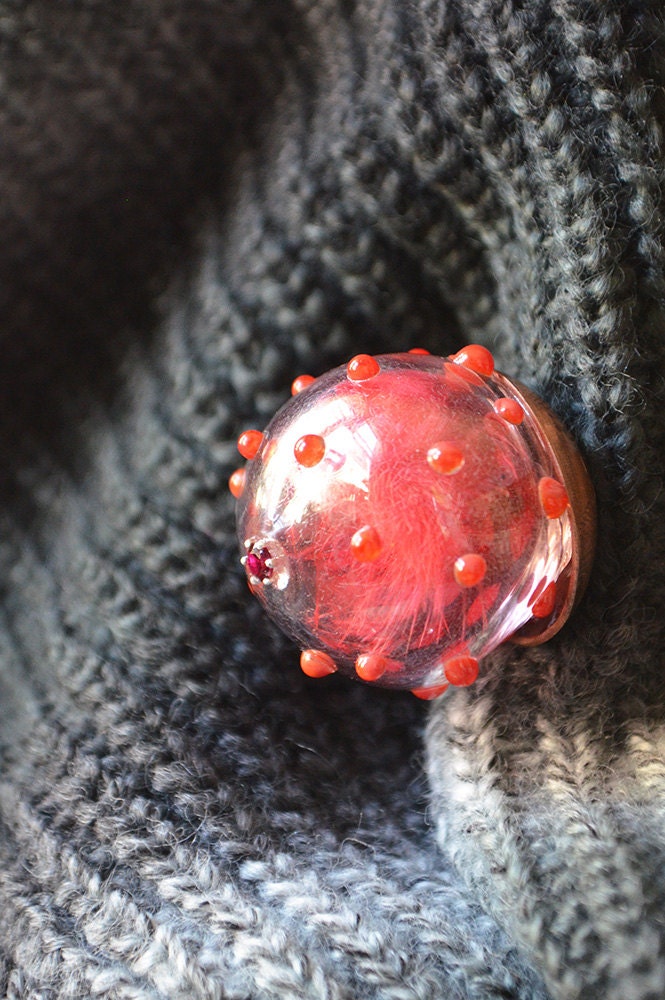 Rote Feder Brosche Rote Feder Brosche von dolldisasterdesign