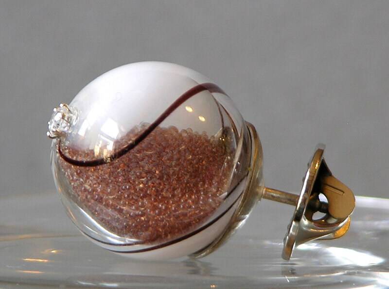 Weiße Swirl Bommel Brosche Weiße Swirl Bommel Brosche von dolldisasterdesign