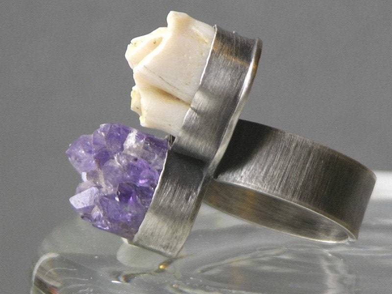 Zwei Und Drei Acht Bergkette Ring Mit Amethyst Reh Zahn von dolldisasterdesign