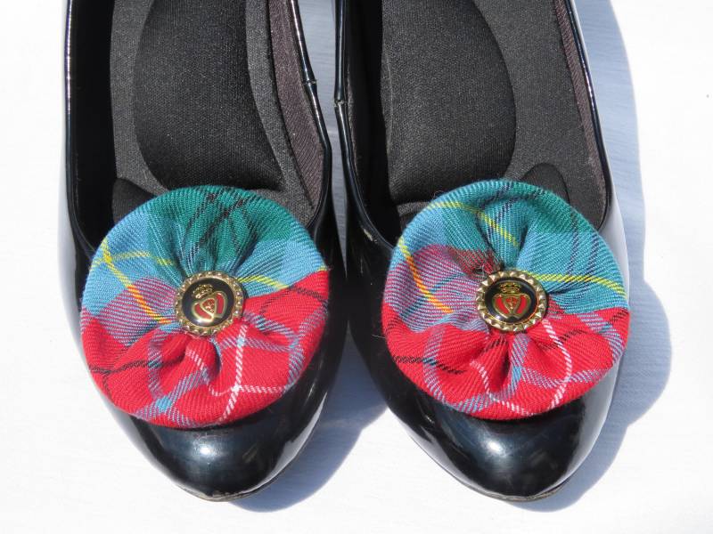 British Columbia Tartan Schuhclips Rot & Blau Karierte Blumen Accessoires von dolldressedup