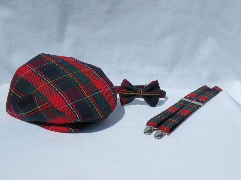 "Quebec Tartan Schiebermütze, Hosenträger Und Fliege Im Set." von dolldressedup