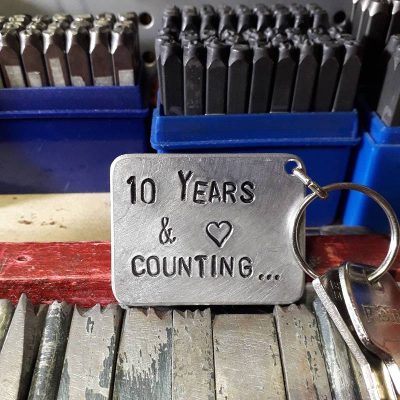 10 Jahre Und Zählen-Personalisierte Hand Gestempelt Silber Schlüsselbund Für Freundin Oder Freund-Hochzeitstag von dominatordesign