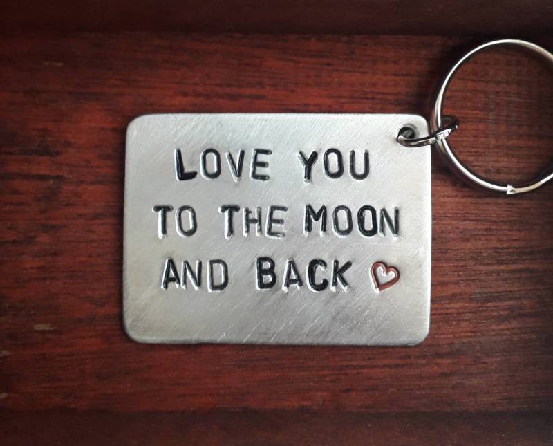Handgestempelter Schlüsselanhänger, Ich Liebe Dich Bis Zum Mond Und Zurück, Jubiläums-Schlüsselanhänger Für Freund Oder Freundin von dominatordesign