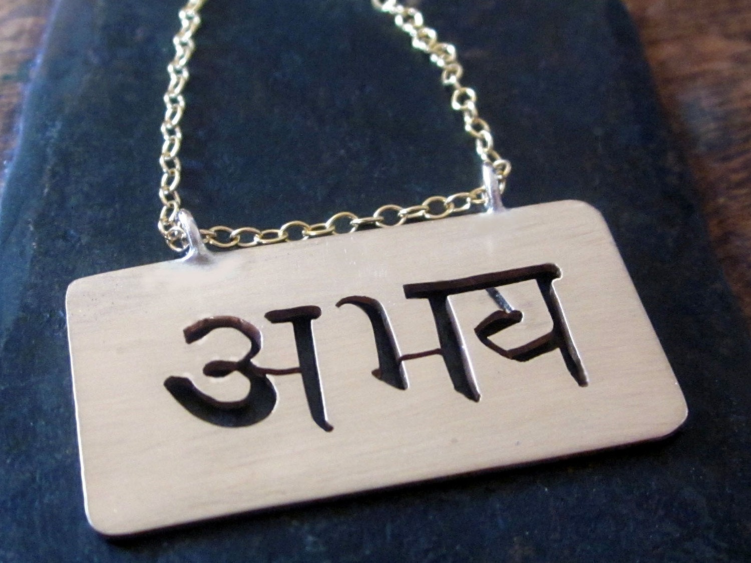 Ausverkauft. Benachrichtige Mich Per E-Mail, Wenn Der Artikel Wieder Verfügbar Ist. Abhaya Oder Sanskrit Fearlessness Sterling Silber Halskette Von von donnaOdesigns