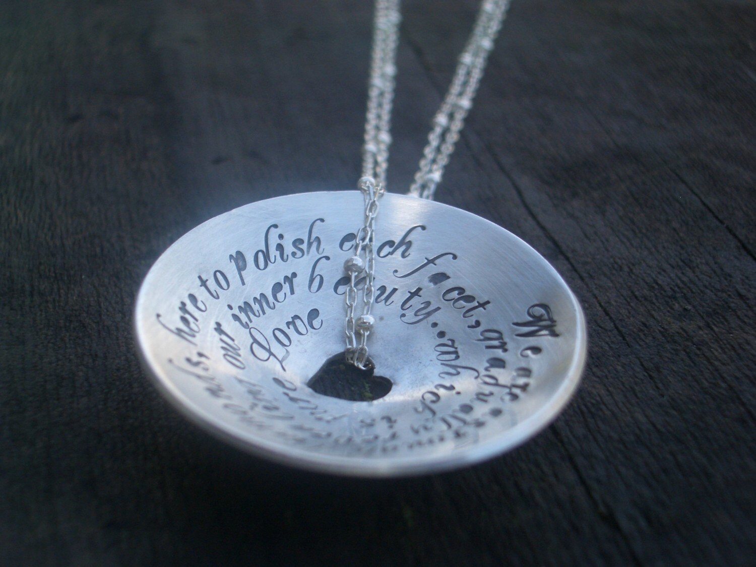 Ausverkauft. Benachrichtige Mich Per E-Mail, Wenn Der Artikel Wieder Verfügbar Ist. Handgestempelter Gewölbter Anhänger Mit Zitat Von Donnadodesigns von donnaOdesigns