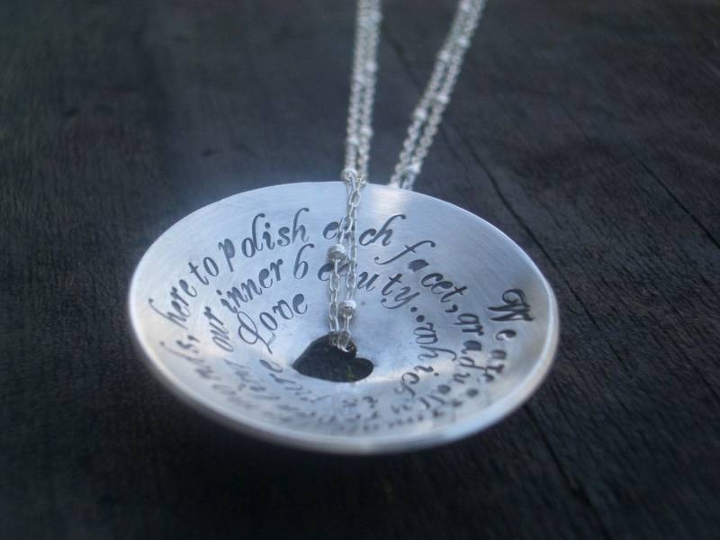 Ausverkauft. Benachrichtige Mich Per E-Mail, Wenn Der Artikel Wieder Verfügbar Ist. Handgestempelter Gewölbter Anhänger Mit Zitat Von Donnadodesigns von donnaOdesigns