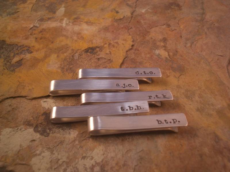 Ausverkauft. Benachrichtige Mich Per E-Mail, Wenn Der Artikel Wieder Verfügbar Ist. Personalisierte Groomsmen Tie Bars 5Er Set Von Donnaodesigns von donnaOdesigns