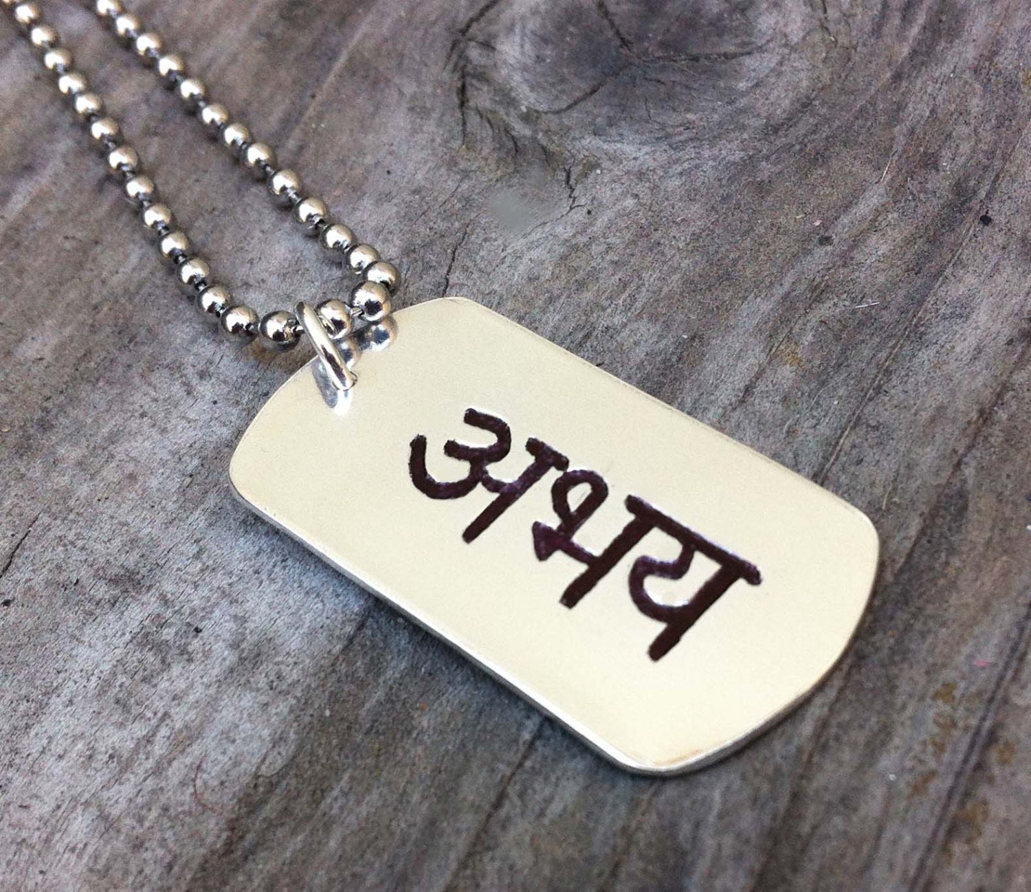 Ausverkauft. Benachrichtige Mich Per E-Mail, Wenn Der Artikel Wieder Verfügbar Ist. Sterling Silber Abhaya Oder Fearlessness Dog Tag Halskette Von von donnaOdesigns