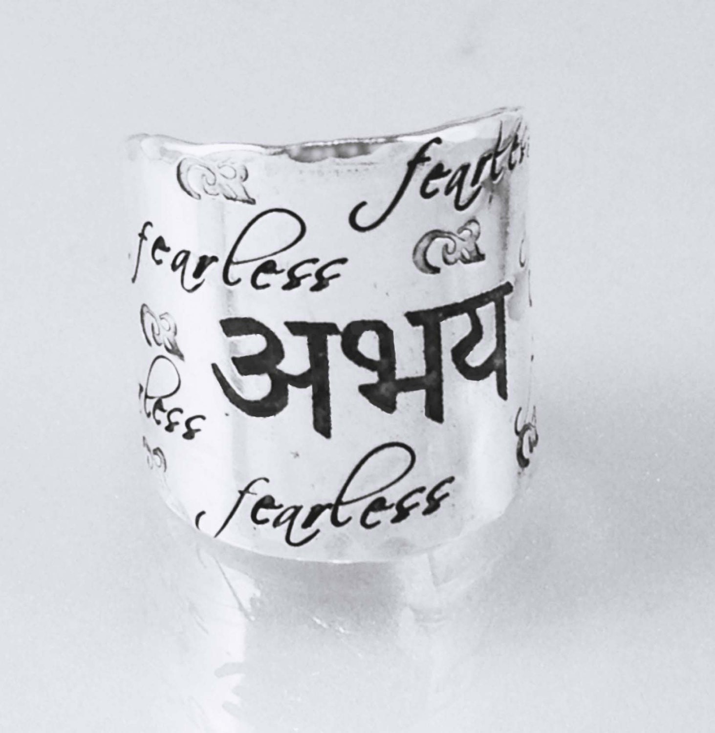 Ausverkauft. Erhalten Sie Eine E-Mail-Benachrichtigung, Wenn Es Wieder Verfügbar Ist. Breitband-Abhaya Oder Furchtlosigkeitsring von donnaOdesigns