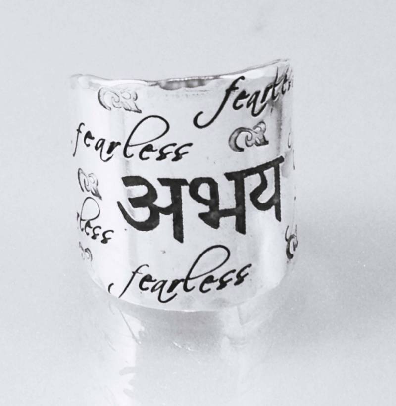 Ausverkauft. Erhalten Sie Eine E-Mail-Benachrichtigung, Wenn Es Wieder Verfügbar Ist. Breitband-Abhaya Oder Furchtlosigkeitsring von donnaOdesigns