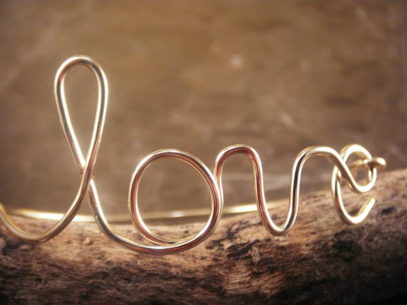 Goldenes Draht Love Armband/Wire Word Armreif/Personalisiertes Armband Von Donnaodesigns von donnaOdesigns