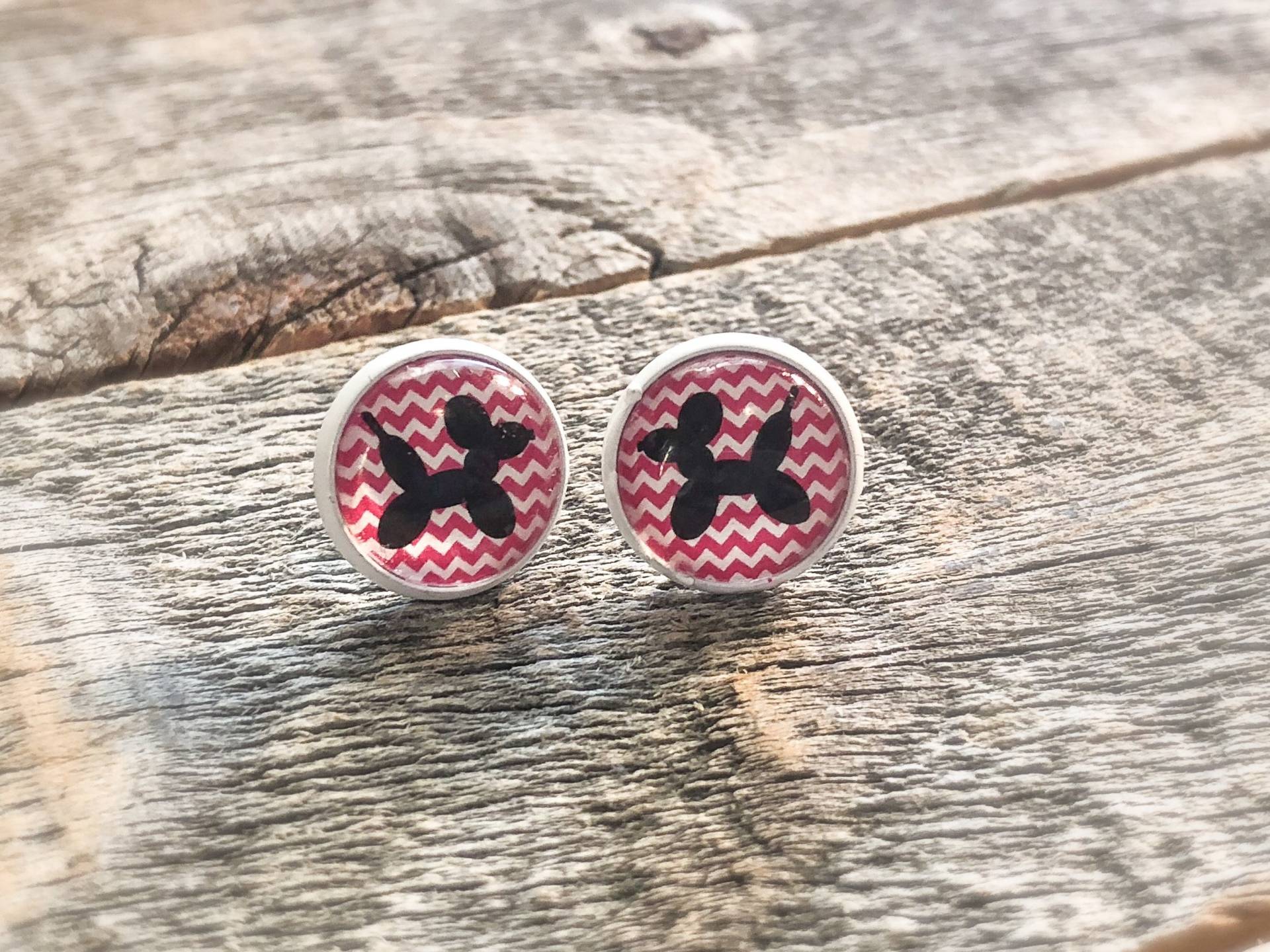 Ballon Hund 12mm Ohrstecker Mit Chevron Hintergrund von doodleandluludesigns
