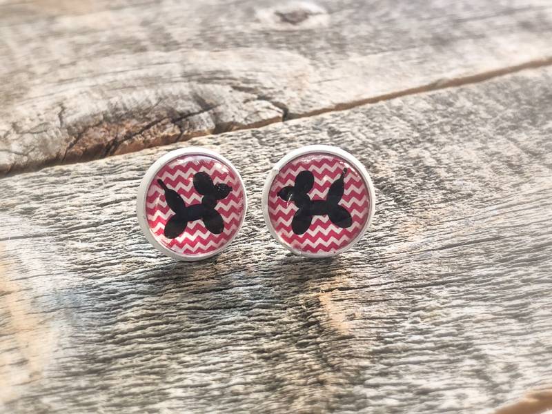Ballon Hund 12mm Ohrstecker Mit Chevron Hintergrund von doodleandluludesigns