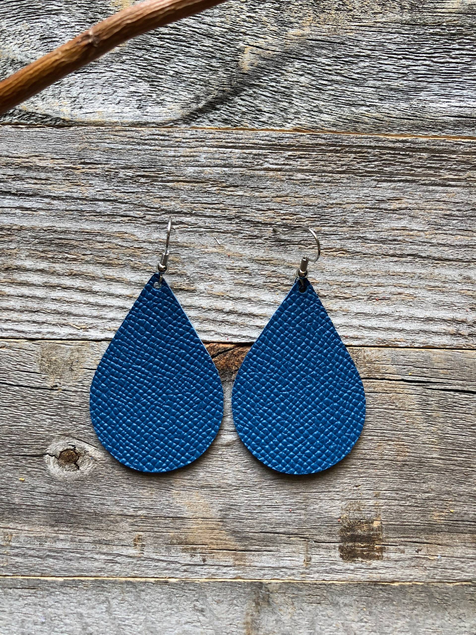 Blaue Saffiano Leder Ohrringe von doodleandluludesigns