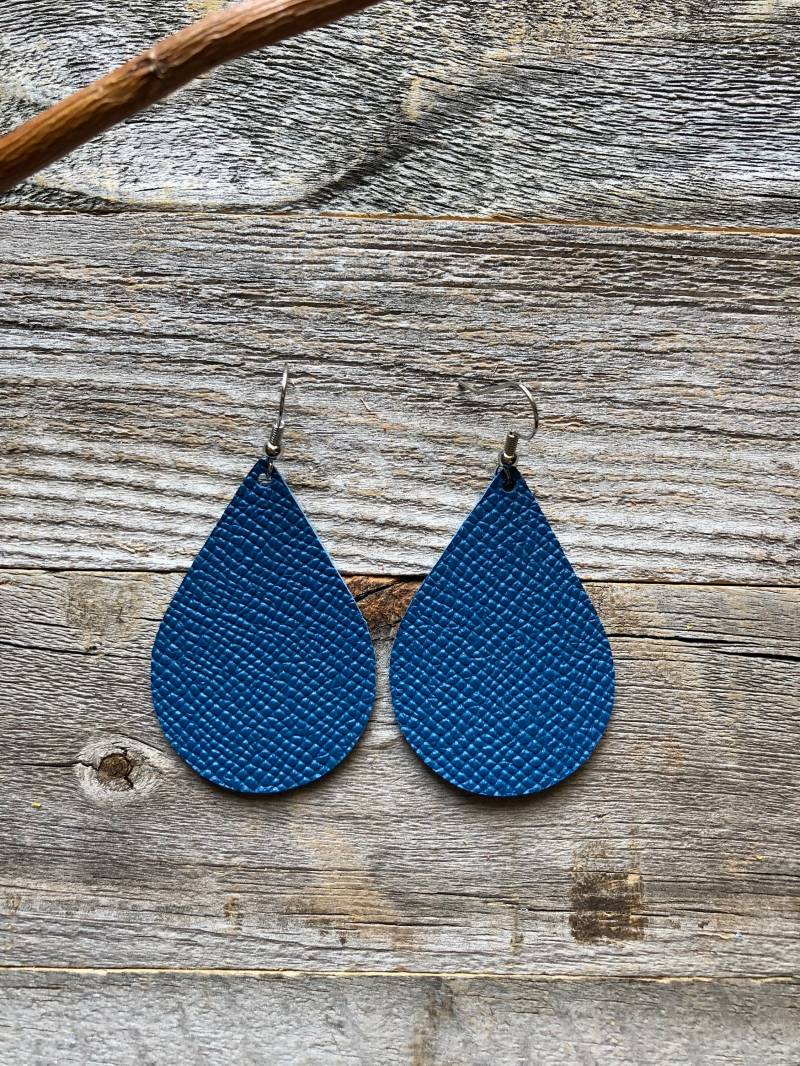 Blaue Saffiano Leder Ohrringe von doodleandluludesigns