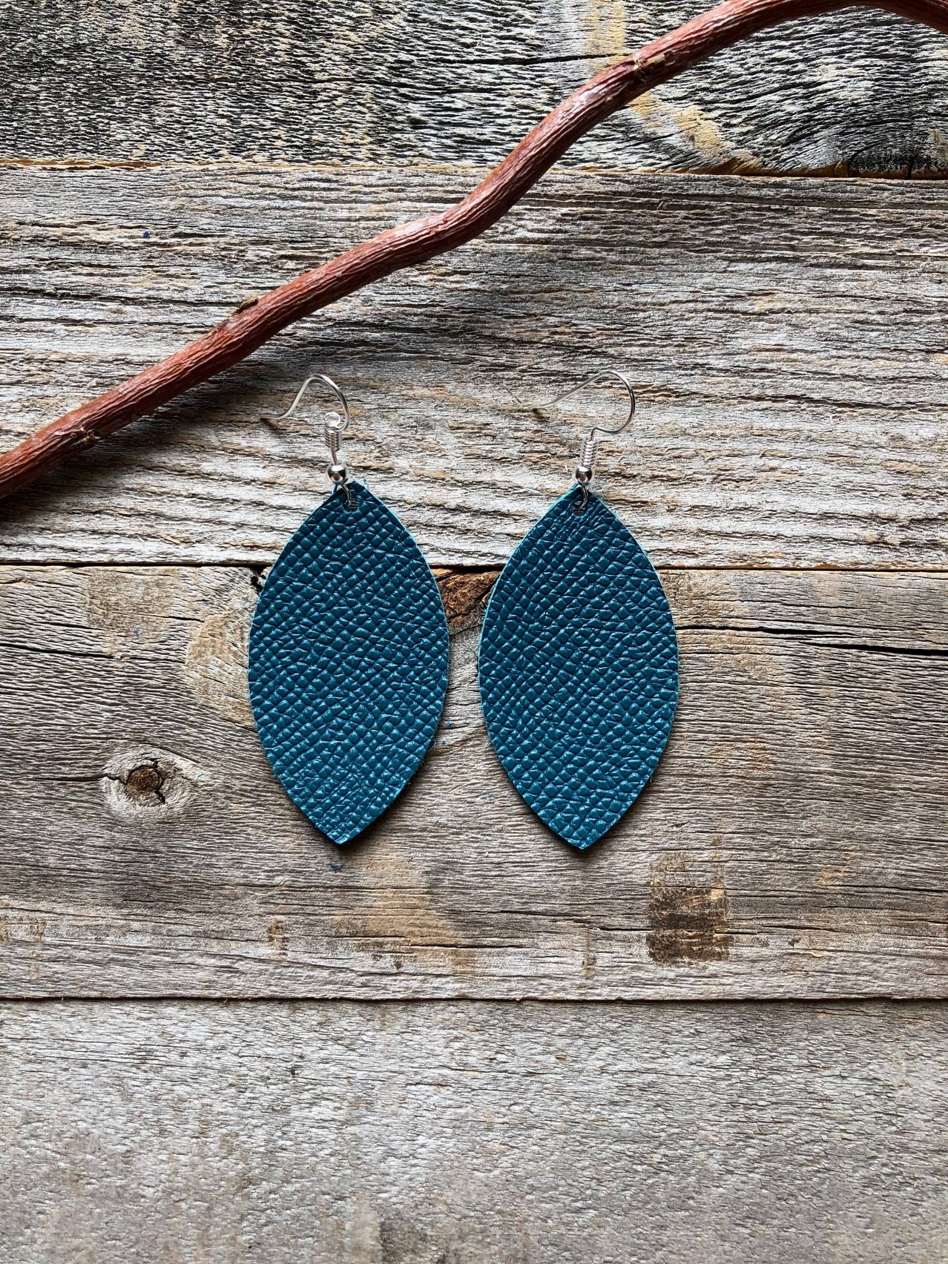 Dunkel Teal Saffiano Leder Ohrringe von doodleandluludesigns