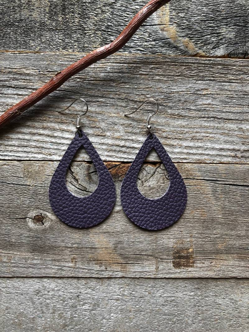 Dunkelviolette Ohrringe von doodleandluludesigns