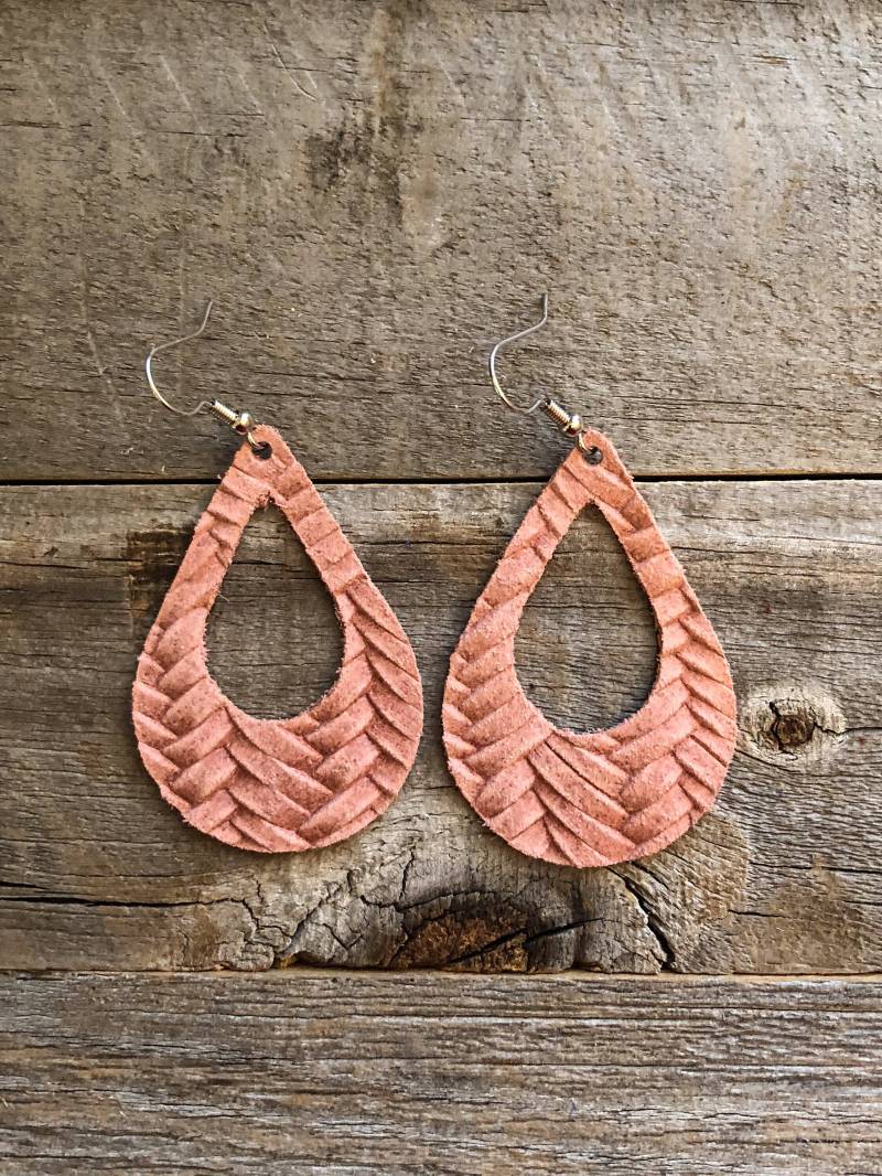 Dusty Rose Fishtail Flechtleder Ohrringe von doodleandluludesigns