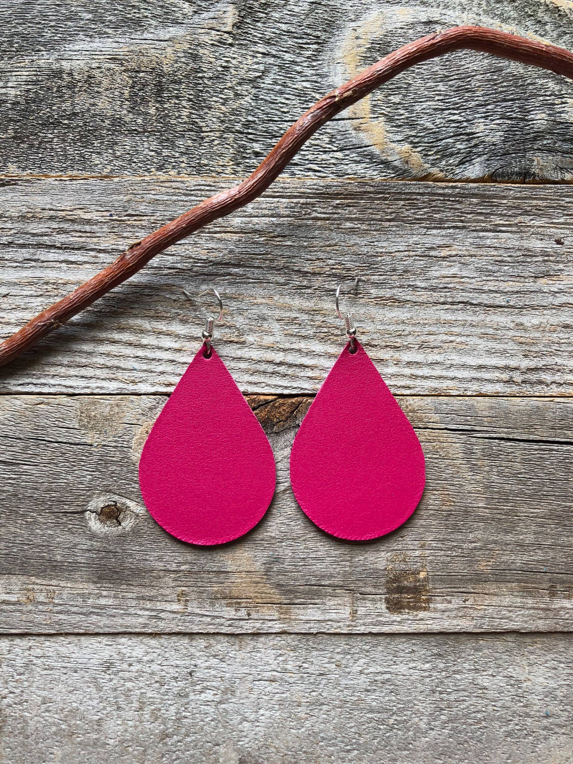 Fuchsia Leder Ohrringe von doodleandluludesigns