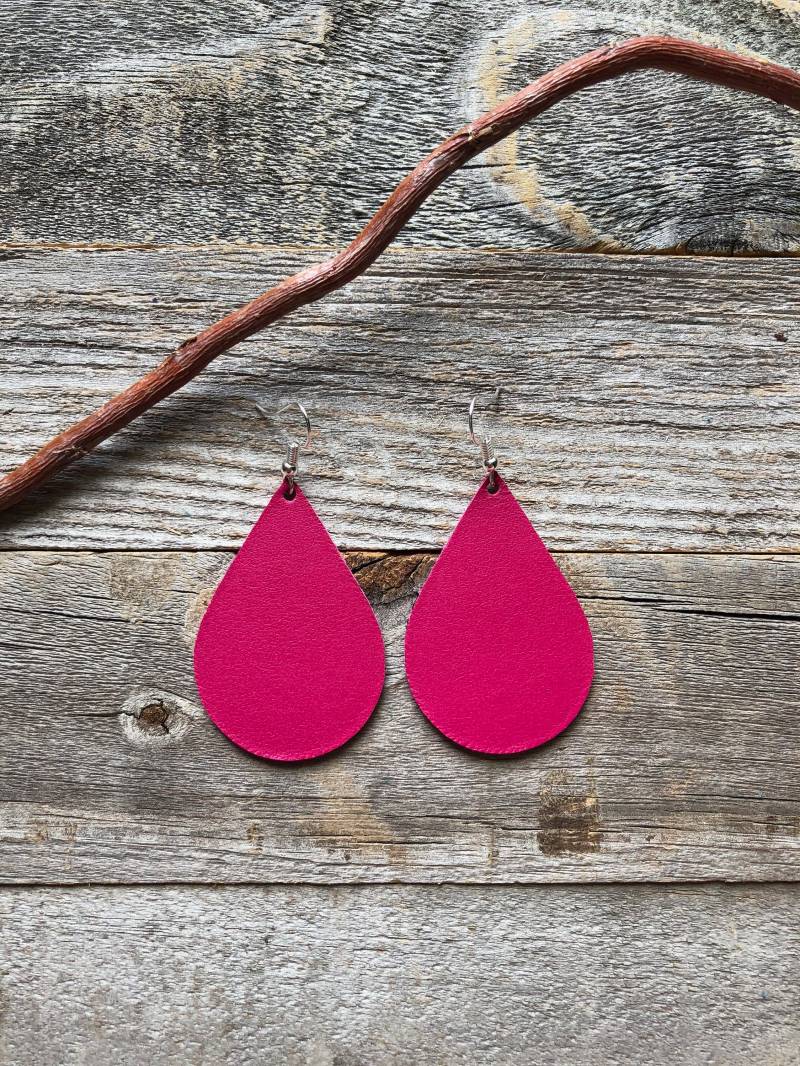 Fuchsia Leder Ohrringe von doodleandluludesigns