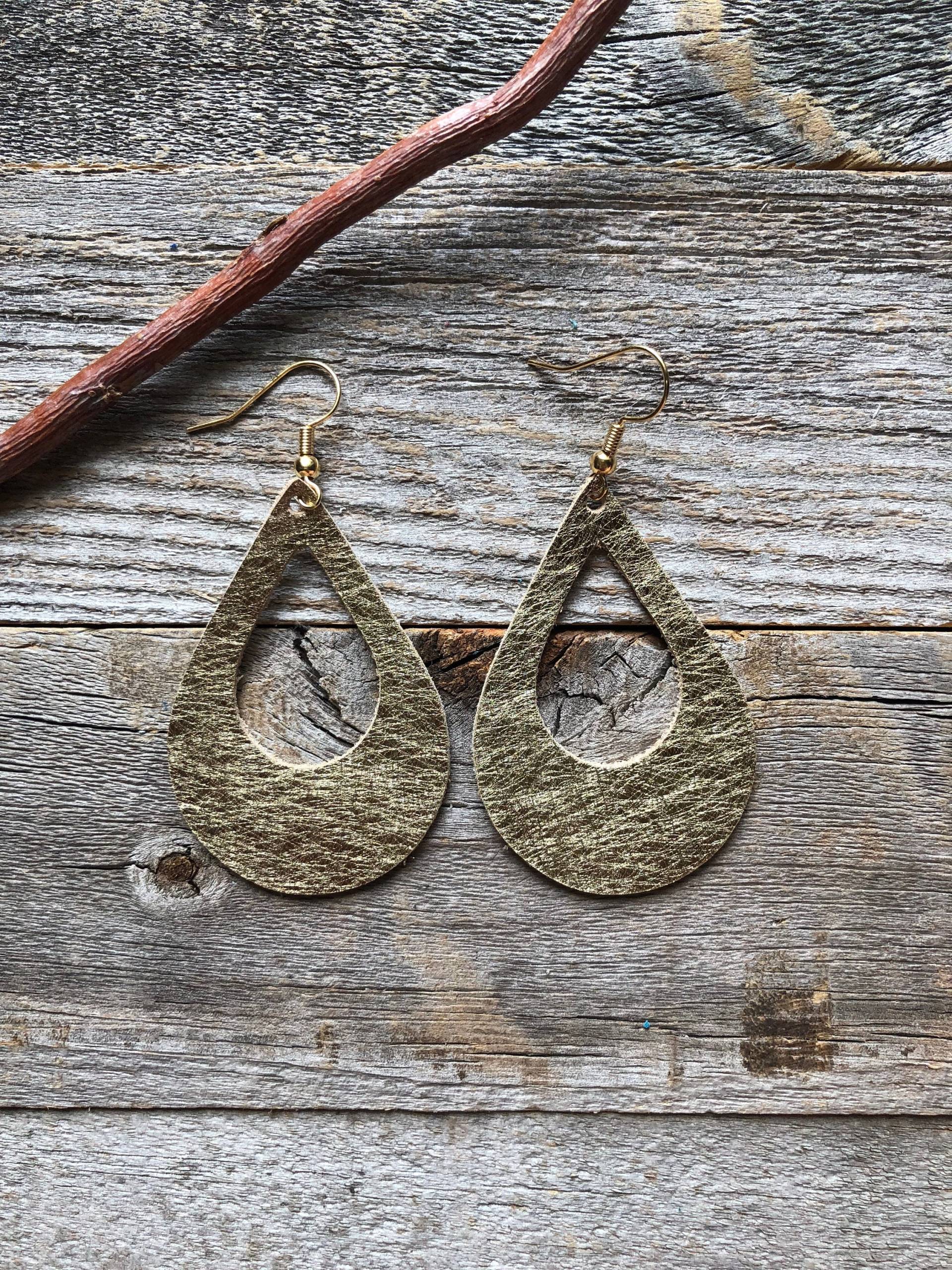 Gebürstete Gold Leder Ohrringe von doodleandluludesigns