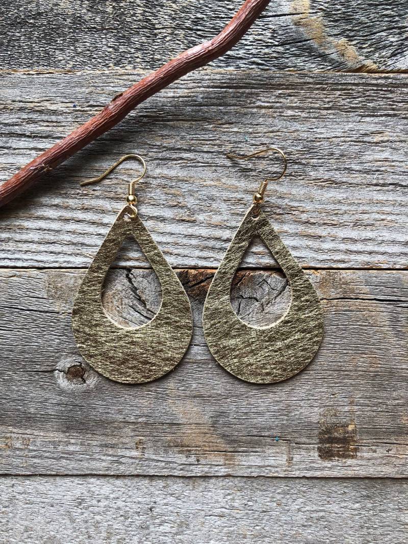 Gebürstete Gold Leder Ohrringe von doodleandluludesigns