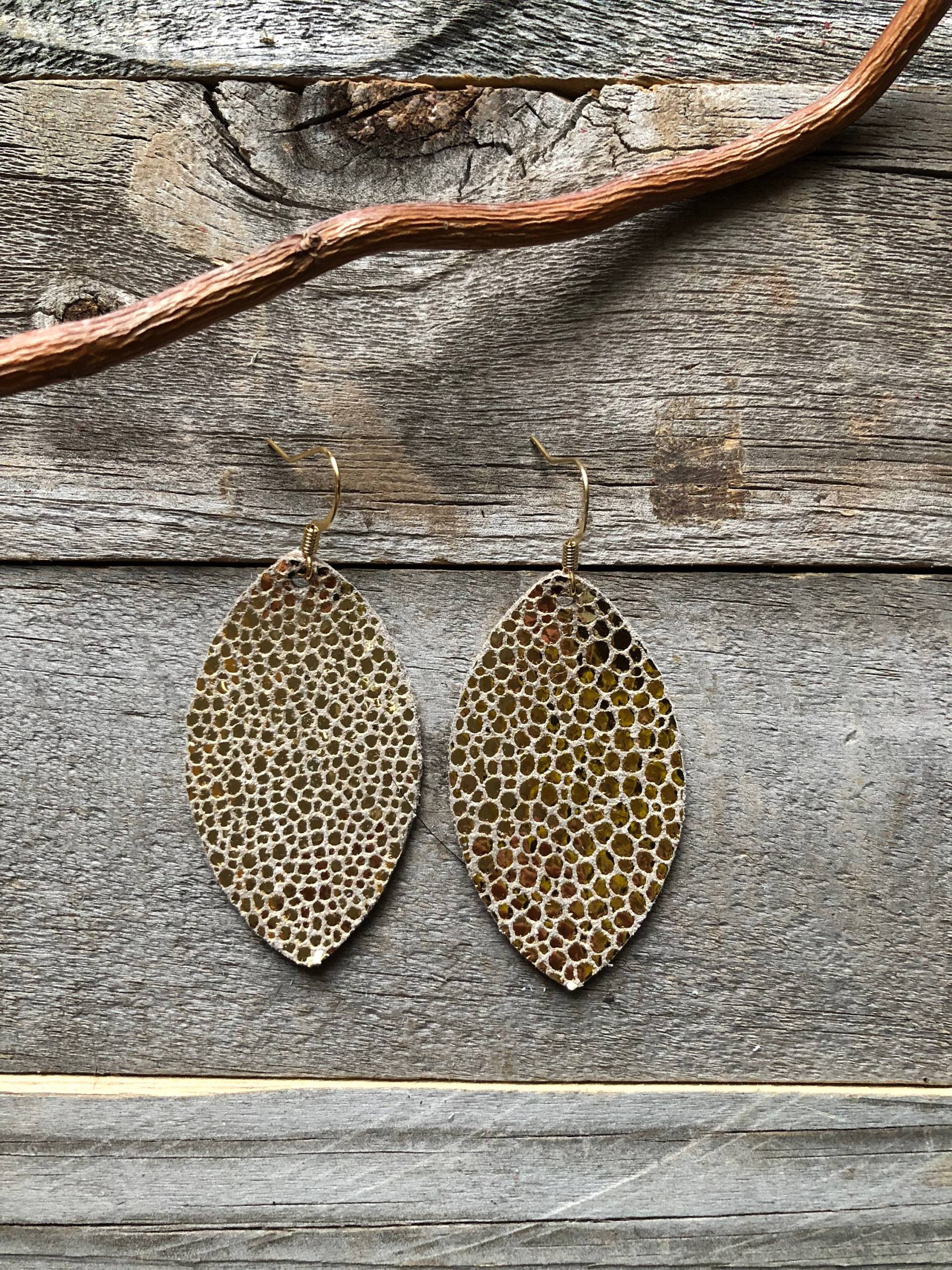 Gold Metallic "Rochenleder" Ohrringe von doodleandluludesigns