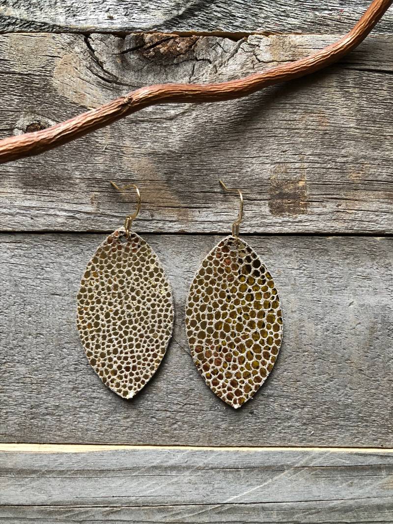 Gold Metallic "Rochenleder" Ohrringe von doodleandluludesigns