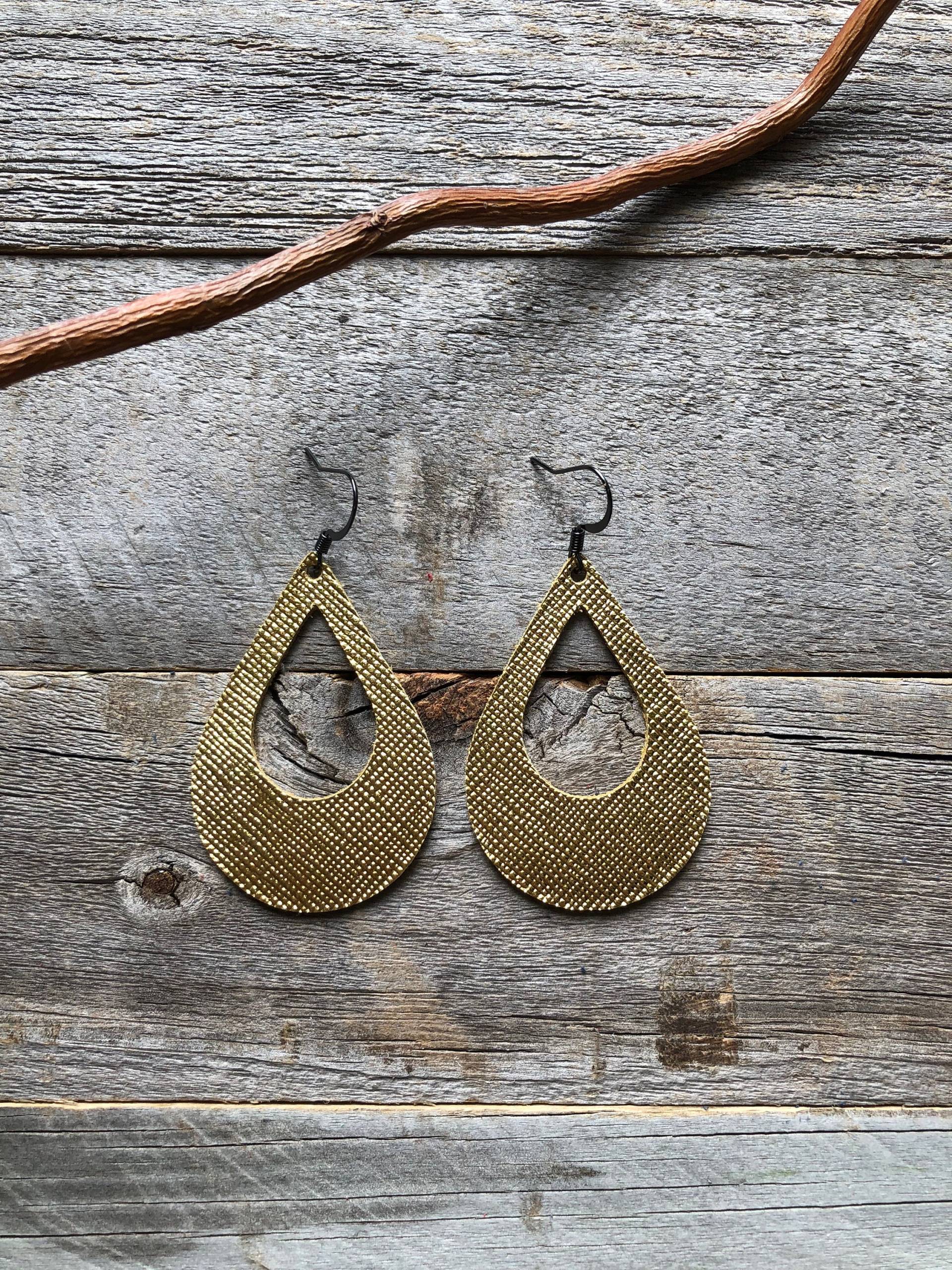 Gold Saffiano Leder Ohrringe von doodleandluludesigns