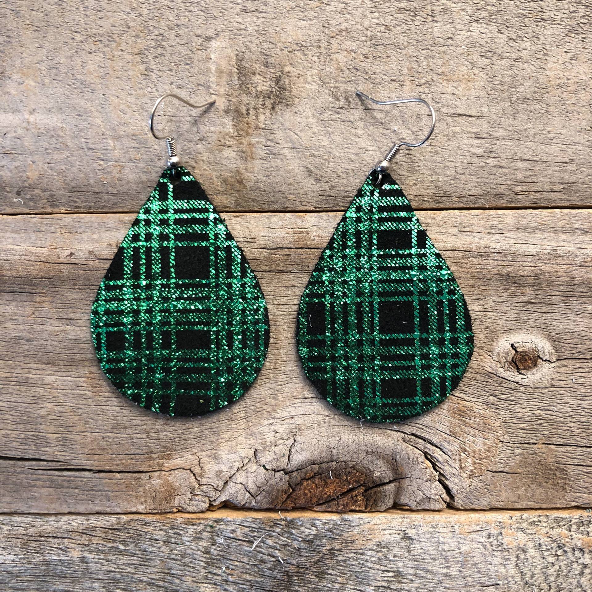 Grün Metallic Karierte Leder Ohrringe von doodleandluludesigns