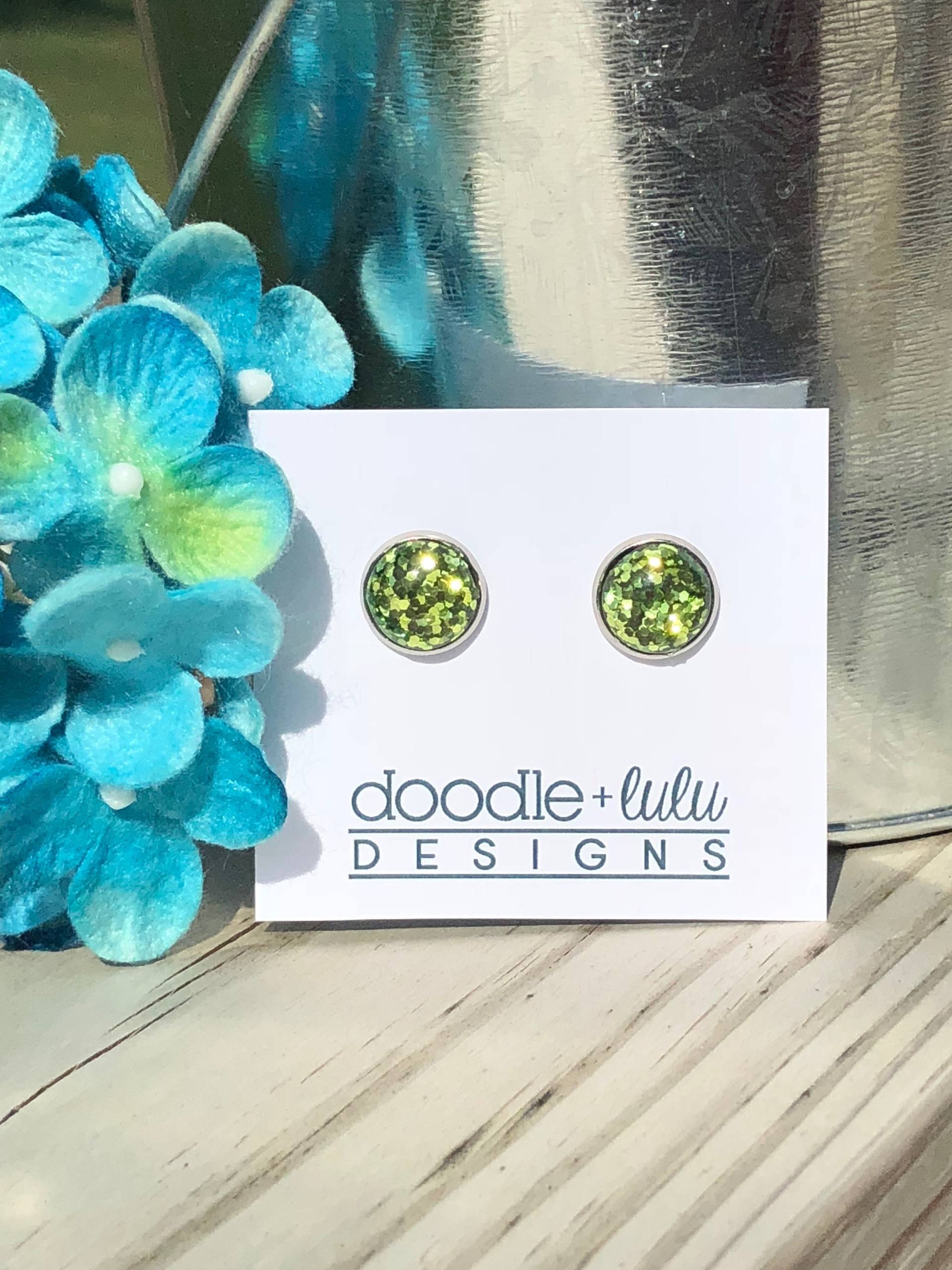 Grüne Funkeln Ohrstecker von doodleandluludesigns