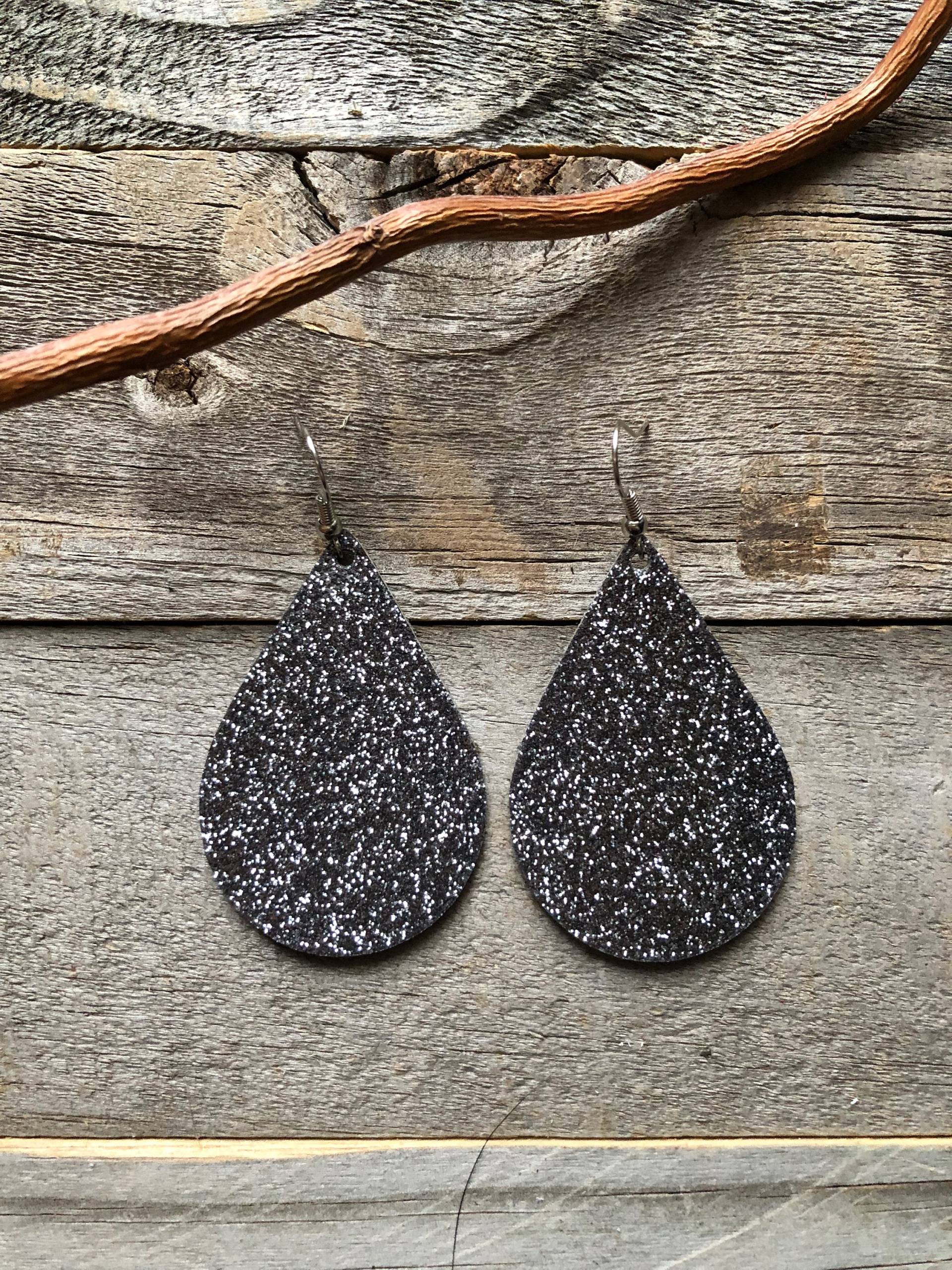Gunmetal Glitzer Leder Ohrringe von doodleandluludesigns