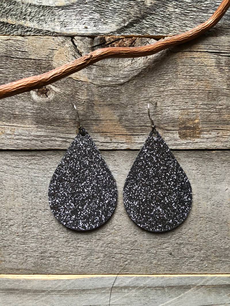 Gunmetal Glitzer Leder Ohrringe von doodleandluludesigns