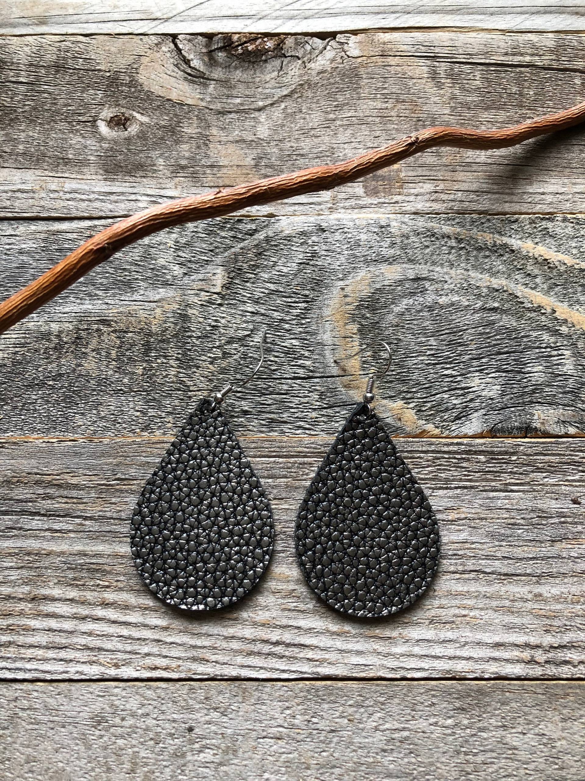 Gunmetal Leder Ohrringe von doodleandluludesigns