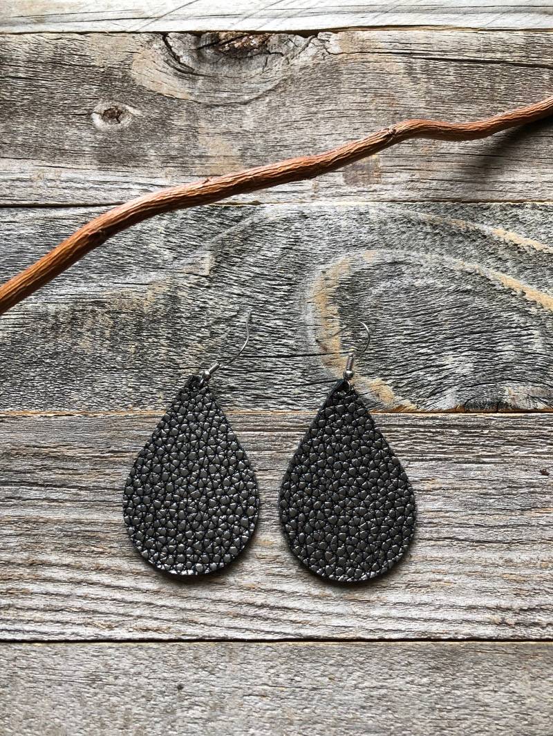 Gunmetal Leder Ohrringe von doodleandluludesigns