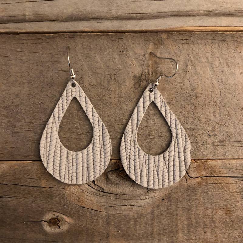 Hellgraue Palmblatt Leder Ohrringe von doodleandluludesigns