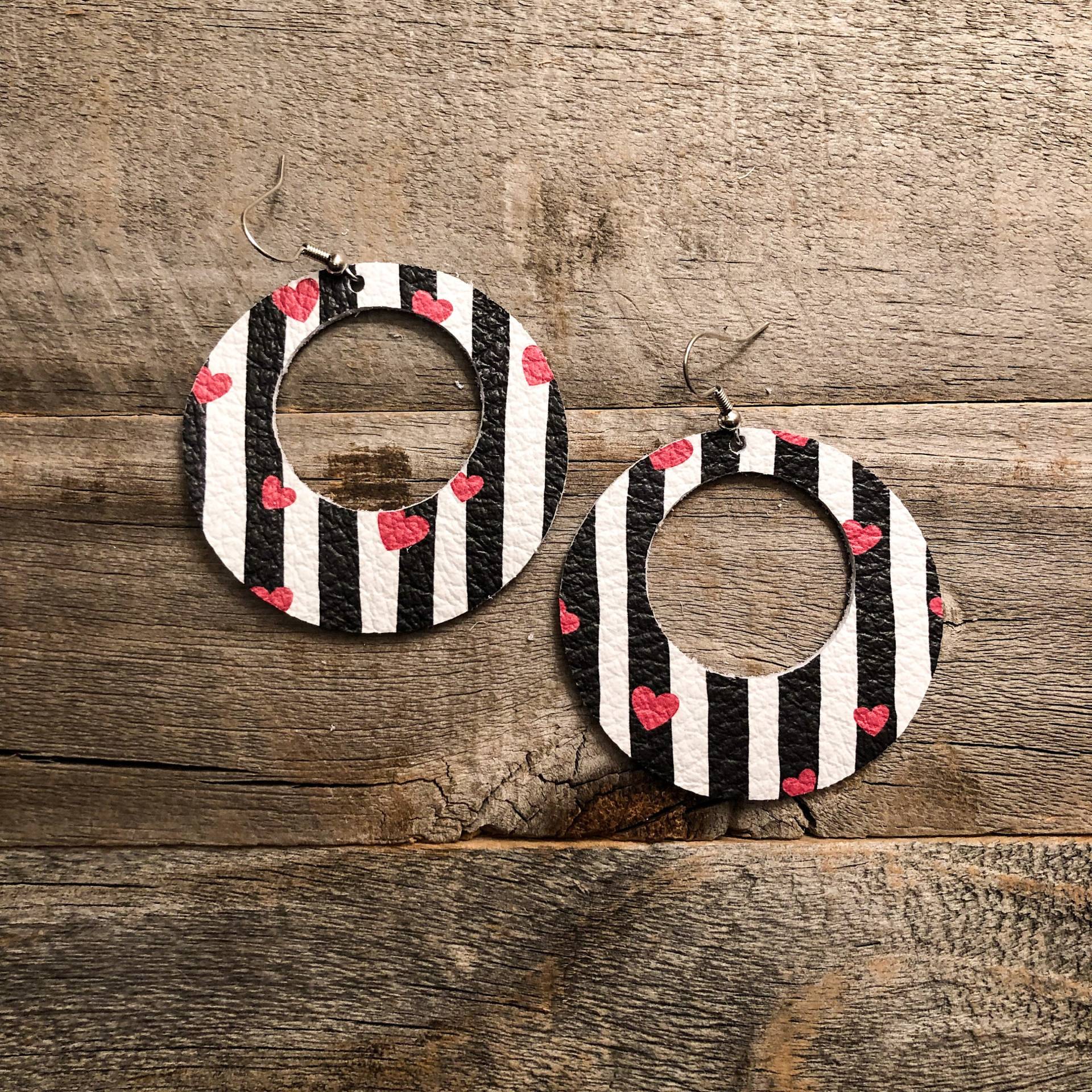 Herzen Und Streifen Leder Ohrringe von doodleandluludesigns