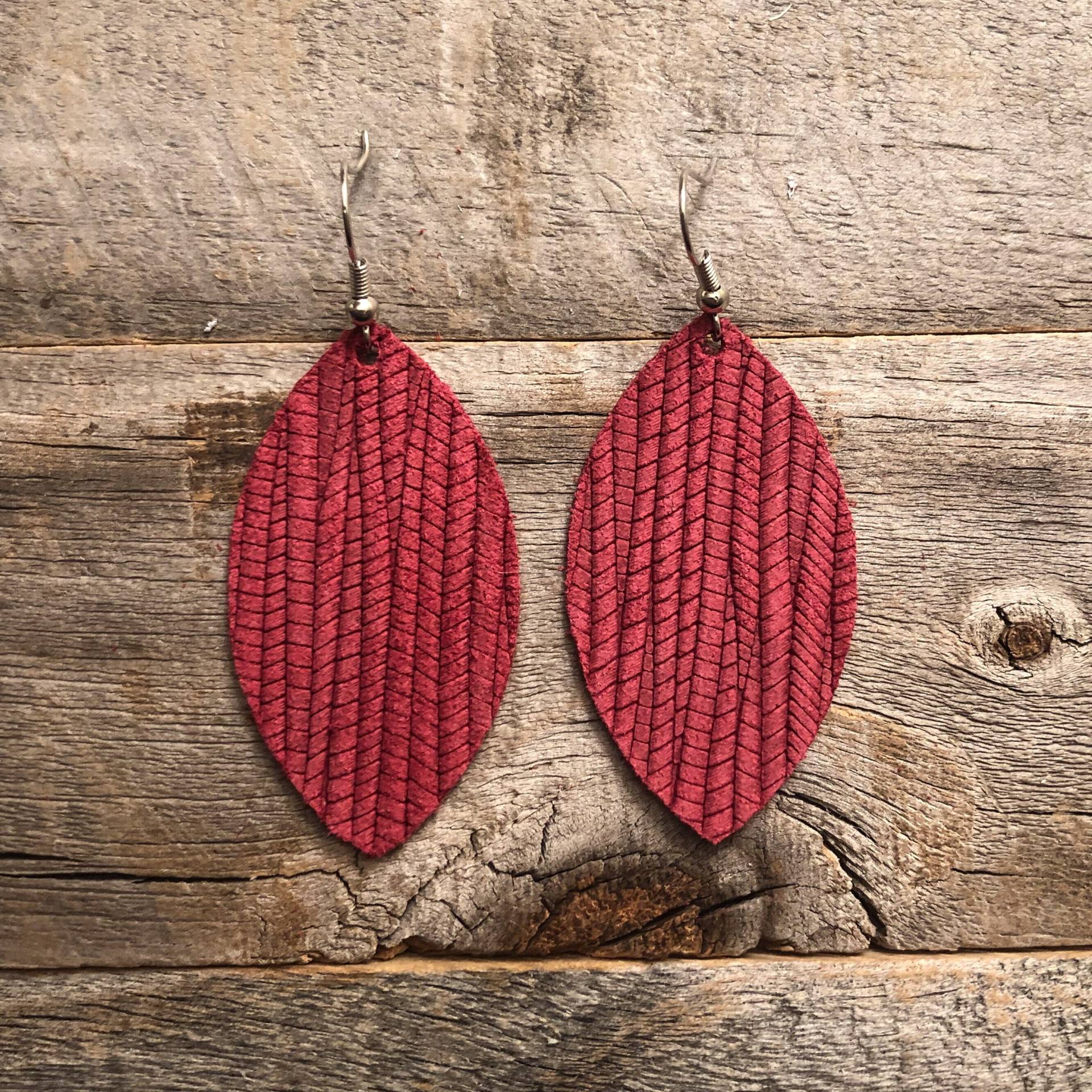 Himbeer Palmblatt Leder Ohrringe von doodleandluludesigns