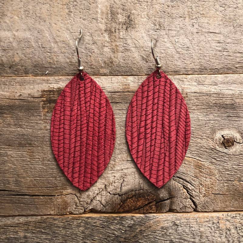 Himbeer Palmblatt Leder Ohrringe von doodleandluludesigns