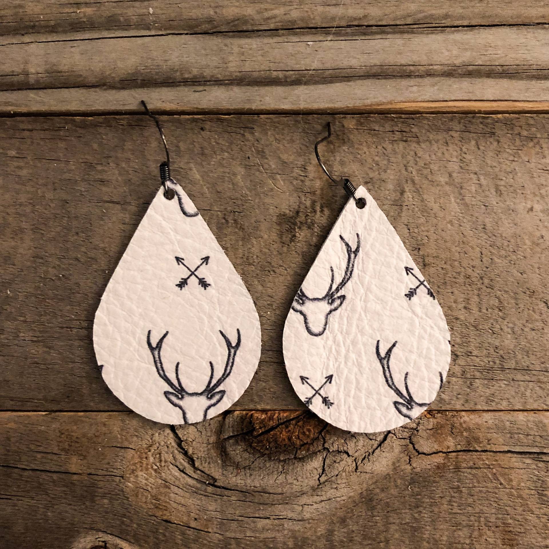 Hirsch Und Pfeil Leder Ohrringe von doodleandluludesigns